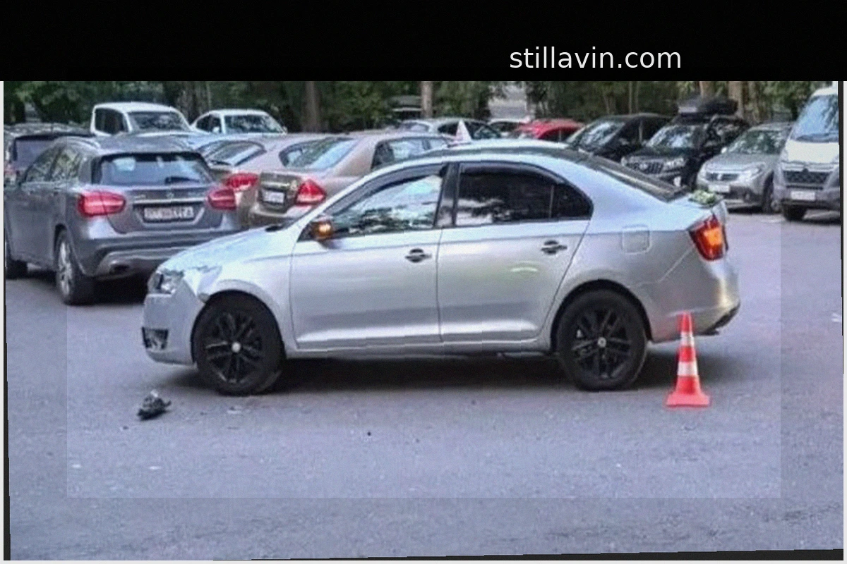 Иномарка Skoda сбила подростка на самокате на улице Федора Полетаева в Москве